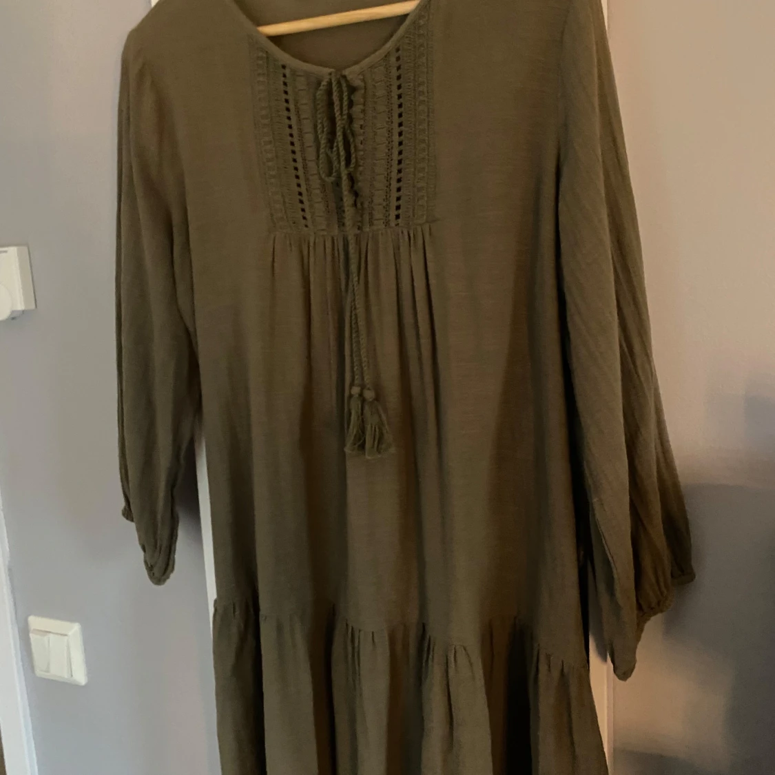 Grön långklänning från ONLY med snörning - 1