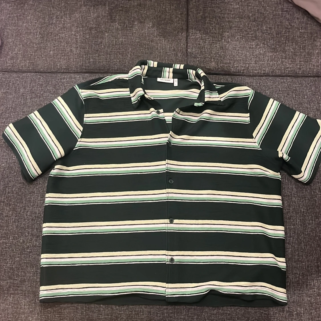 Randig skjorta från Weekday, grön/vit