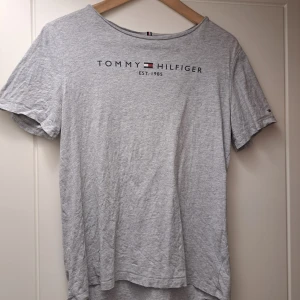 Tommy Hilfiger t-shirt - Grå t-shirt från Tommy Hilfiger i bomull. Storlek 176 men passar som en loose-fitting S. 