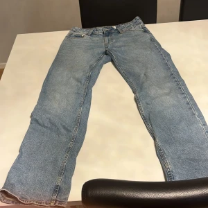 Ljusblå jeans från Stay, straight fit - Ljusblå jeans från Stay i klassisk straight fit med fem fickor och snygga kontrastsömmar. Jeansen har normal midja och är tillverkade i slitstarkt bomullsjeans. Perfekta för dig som gillar en avslappnad och tidlös look.