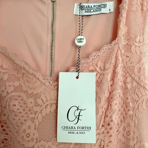 Lång rosa klänning Chiara Forthi - Supersöt långklänning i ljusrosa från Chiara Forthi i storlek S. Aldrig använd (endast testad) och lappen sitter fortfarande kvar! Nypris 999kr. 