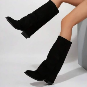 Knähöga boots - Säljer dessa super snygga boots! Oanvända då dom tyvärr var lite stora på mig🥲Genuint dom skönaste bootsen jag testat, klacken känns inte alls av!!  Strl 39 men lite små i strl