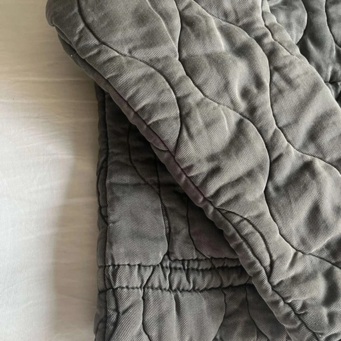 Grå quiltad jacka med dragkedja - 3