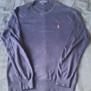 Stickad tröja från Ralph lauren - Tja säljer min Mörkblåa Ralph lauren tröja då jag inte använder den lika mycket längre, Den är I storlek M och är i ruggigt bra skick 9,5/10 skriv om ni har några funderingar PRISET ÄR INTE HUGGET I STEN