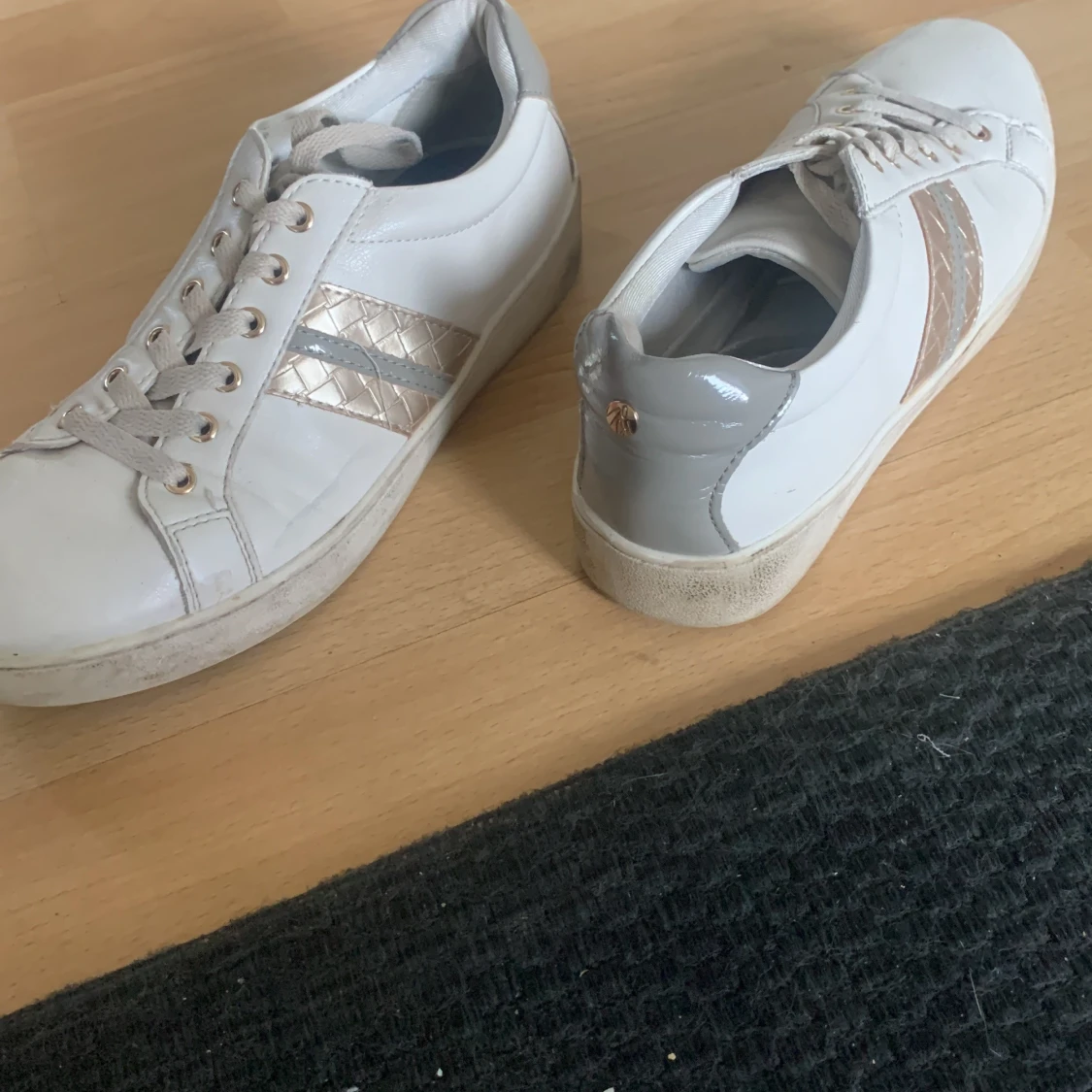Vita sneakers med guldiga detaljer - 1