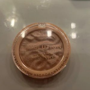 Highlighter - Säljer denna highlighter från revolution, helt oanvänd! Färgen är jätte fin på huden då jag har en likadan🥰