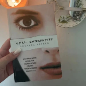 Girl Interrupted  - Säljer denna mycket spännande och sorgliga boken! I bra skick och unga tecken på användning!💗