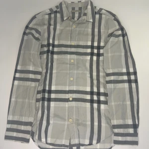 Rutig skjorta från Burberry Brit - Skick 9/10   Storlek S  Pris 1299  Nypris 4300