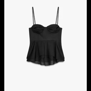 Zara volang topp  - Den populära toppen från Zara som är helt slutsåld med prislappen kvar mått framsidams längd 55.5 ryggbredd 33.5