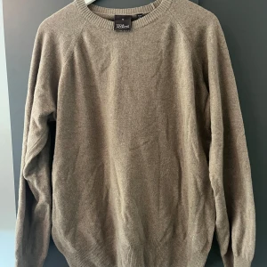 Beige stickad tröja Oscar Jacobson - Beige stickad tröja från Oskar Jacobson, endast använd en gång och är i toppen skick. Nypris 1299