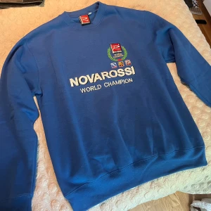 VINTAGE NOVAROSSI CREWNECK FRÅN HOV1 - Samma crewneck som används i hov1s musikvideo, i princip helt ny använd ett fåtal gånger inga flaws, storlek medium