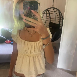 Gul topp -  Jättefin topp som är ljusgul och jättehärlig. Man knyter den där bak med ett snöre eller där fram om man vill det 