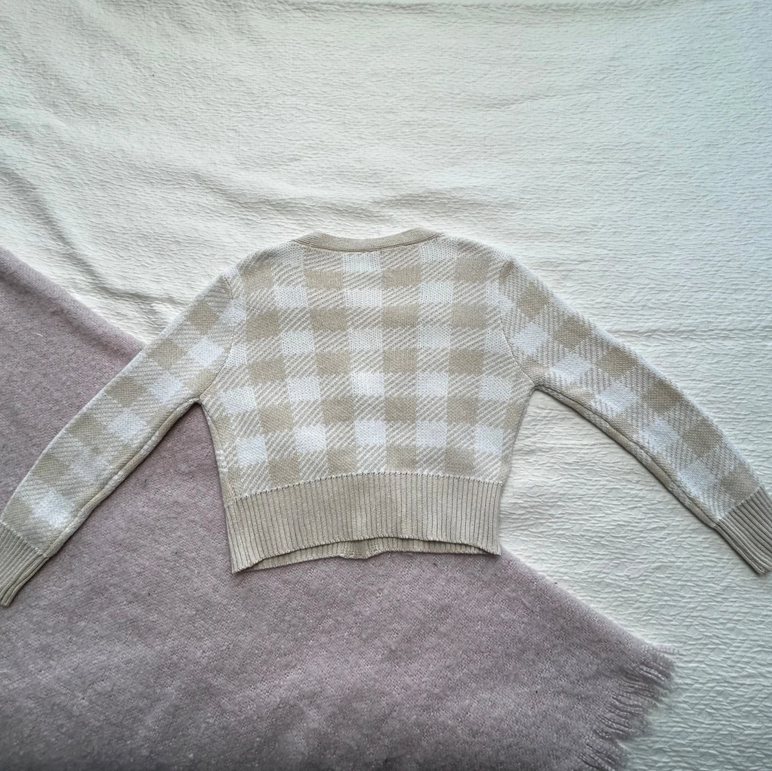 Beige och vit rutig kofta med pärlknappar - 2