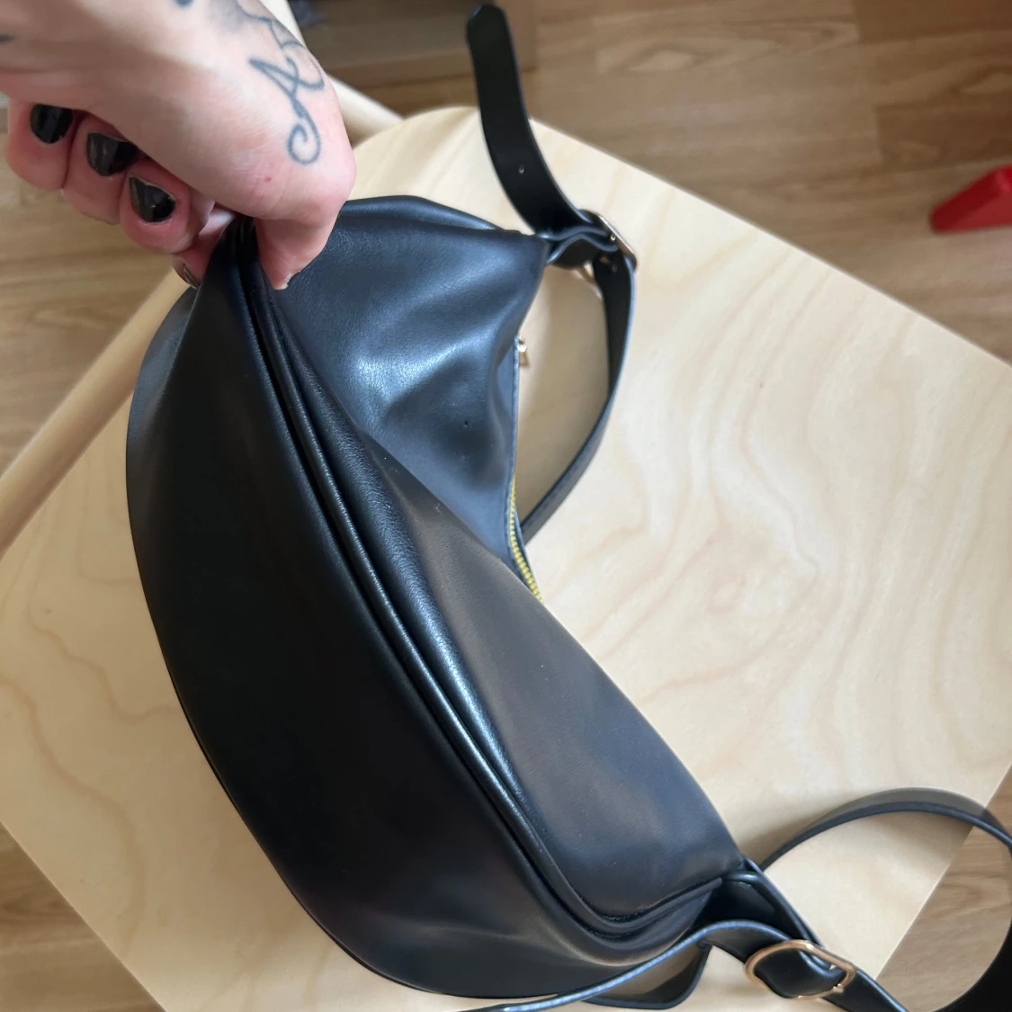 Svart axelväska/crossover i skinnimitation - 4