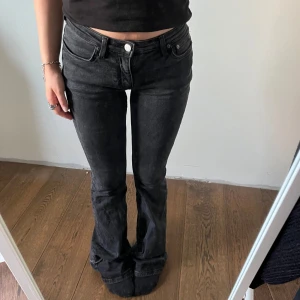 bootcut jeans - ääälskar dessa jeans sitter så snyggt men är tyvärr för långa, de har varit uppsydd å därför ser de ut som bild 4 nertill, men går nog att stryka till och tvätta nån gång. Modell: Flame low flared, storlek 25 i midjan
