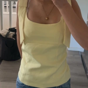 Gult linne med detaljer💕 - Jätte fin top i en kräm gul färg och i storlek xs, den är dock ifrån shein alltså inte ifrån Zara med den är så lik och skulle rekommendera, jag säljer eftersom den är för stor💕💕