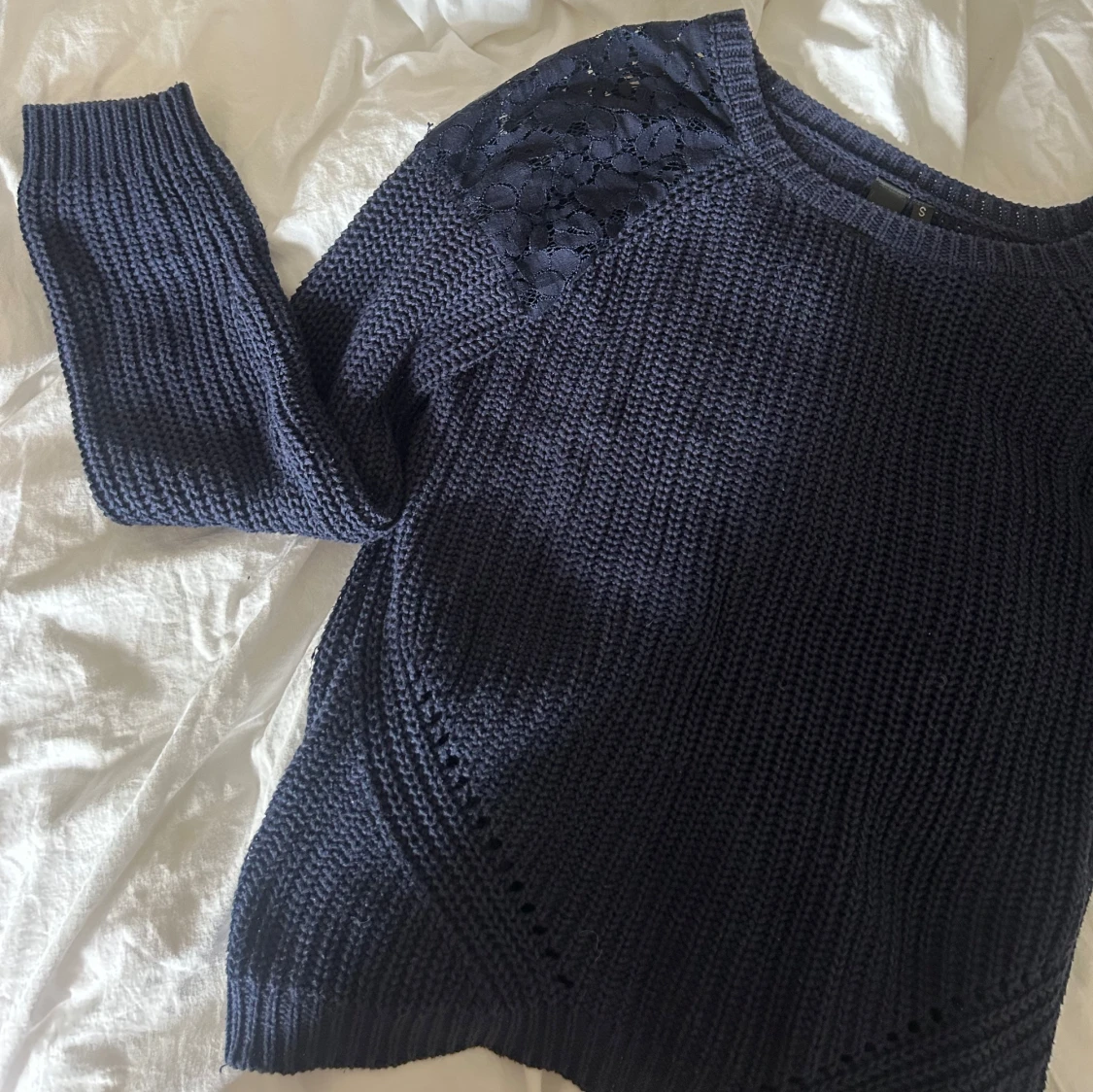 Mörkblå stickad tröja med spetsdetalj