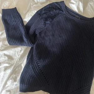 Mörkblå stickad tröja med spetsdetalj - Mysig mörkblå stickad tröja med lång ärm och snygga spetsdetaljer på axlarna💕✨🌸