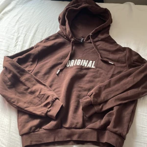 Brun hoodie - Brun hoodie med tryck från H&M i storlek S💕