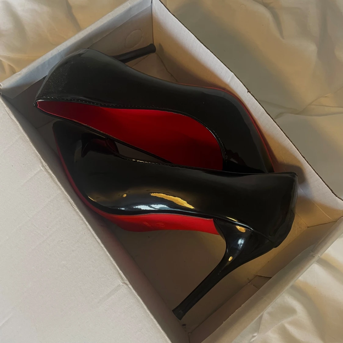 Svarta lackpumps med röd sula - 1