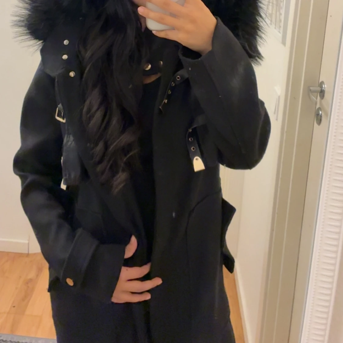 Svart parkajacka med fuskpäls från DM - 1