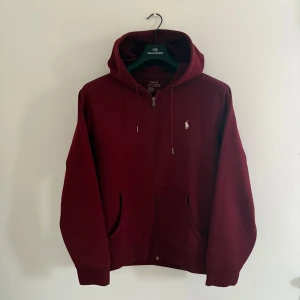 Vinröd hoodie från Polo Ralph Lauren - Säljer en vinröd hoodie från Polo Ralph Lauren då den har blivit för liten. Storlek m