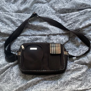 Brun axelväska från Burberry - BYTE!!!!!.