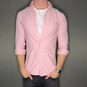 Ralph Lauren skjorta - Säljer denna sjukt snygga Ralph Lauren skjorta!      Skick 9/10 inga defekter ✅                                         Storlek 15 som motsvarar S                                            Modell slim fit                                                        Bara att höra av sig vid fundering🙌