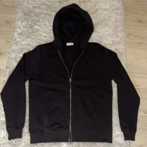 Svart These Glory Days Zip - Storlek Medium. Sparsamt använd, basically nyskick. Pris kan diskuteras vid snabb affär.
