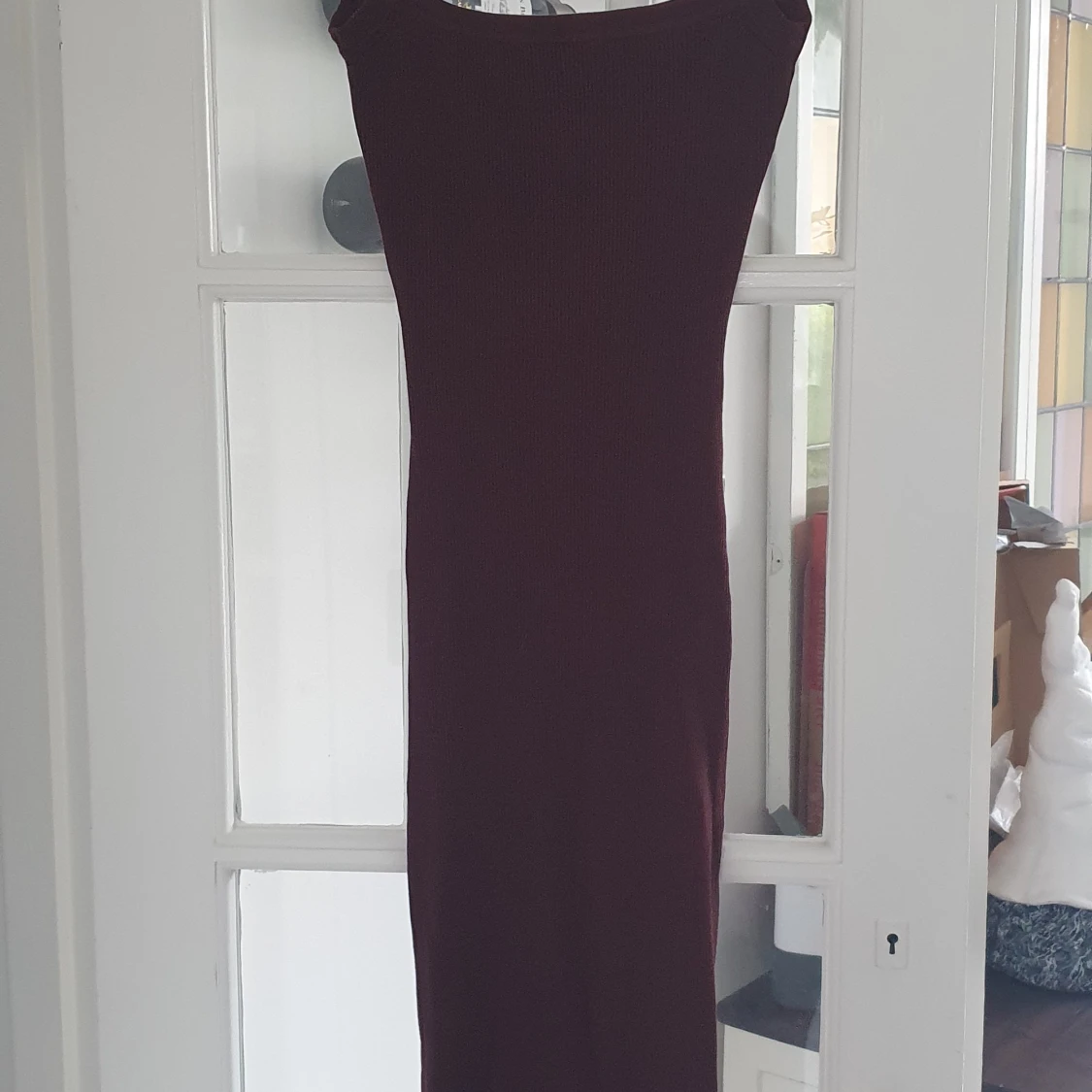 Mörkbrun ribbad långklänning med öppen rygg - 3