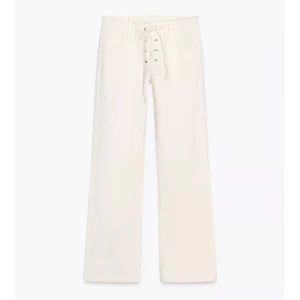 Supersnygga zara jeans - Säljer dessa eftertraktade zara jeans som är slutsålda då de var förstora. Kom med bud. De är vit/beiga. Nya med lapp