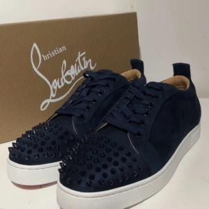 Louboutin skor - Hej, säljer mina Christian Louboutin skor i färg Navy blue suede, dom är i storlek 43, dom är i mycket bra skick och dom har inga deffekter osv. Vid frågor är det bara att skriva