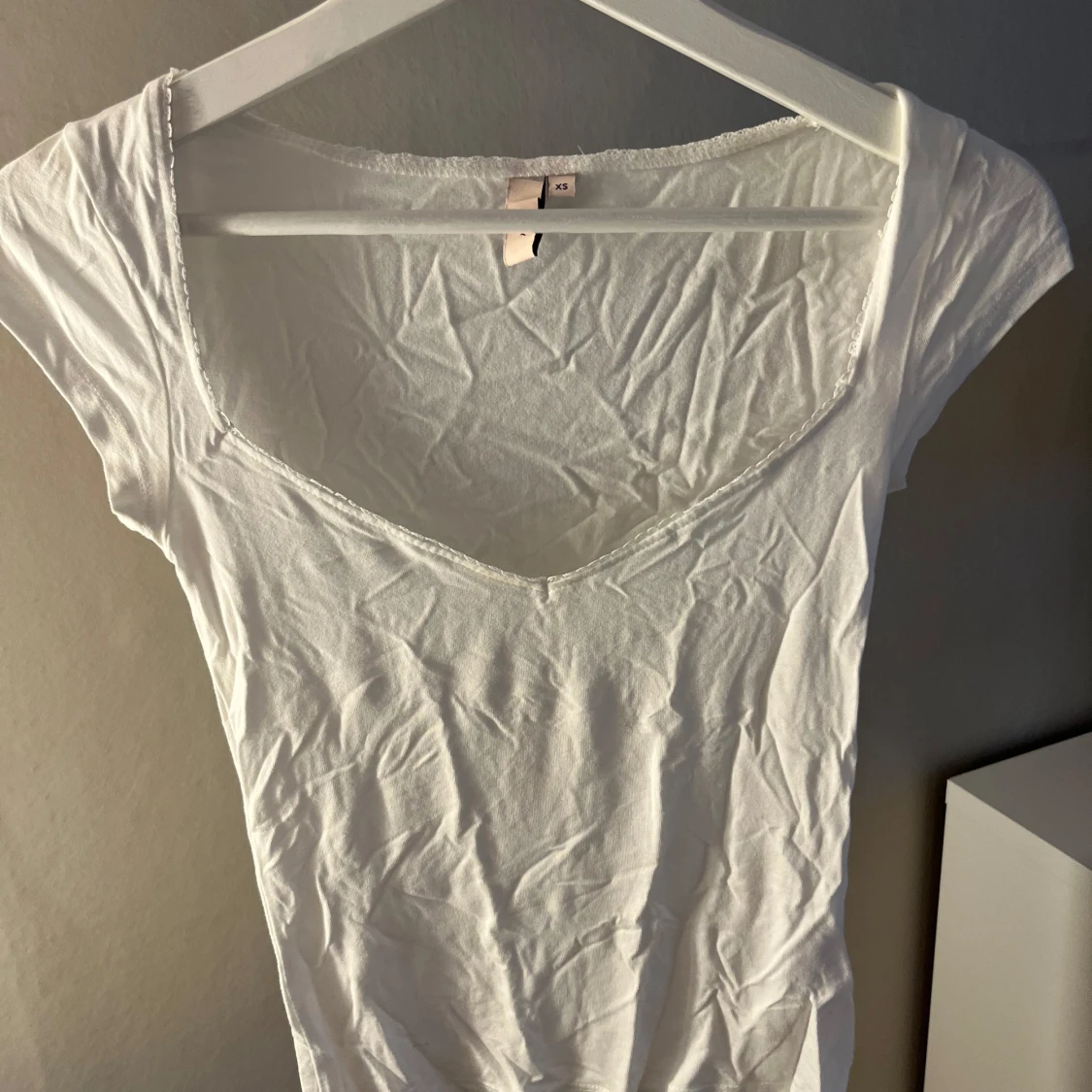 Vit v-ringad topp med spetskant - 1