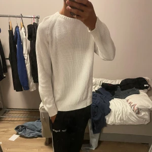 Vit stickad tröja från Zara - Säljer en fräsch vit stickad tröja från Zara i storlek S. Tröjan är ribbstickad med rund hals och långa ärmar, tillverkad i 100% bomull. Perfekt för dig som gillar clean och enkel stil, passar till både jeans och mjukisbyxor.