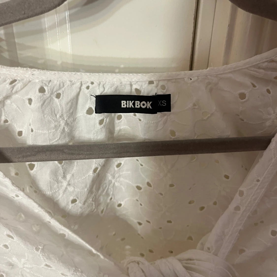 Vit omlottblus med broderi från BikBok - 2