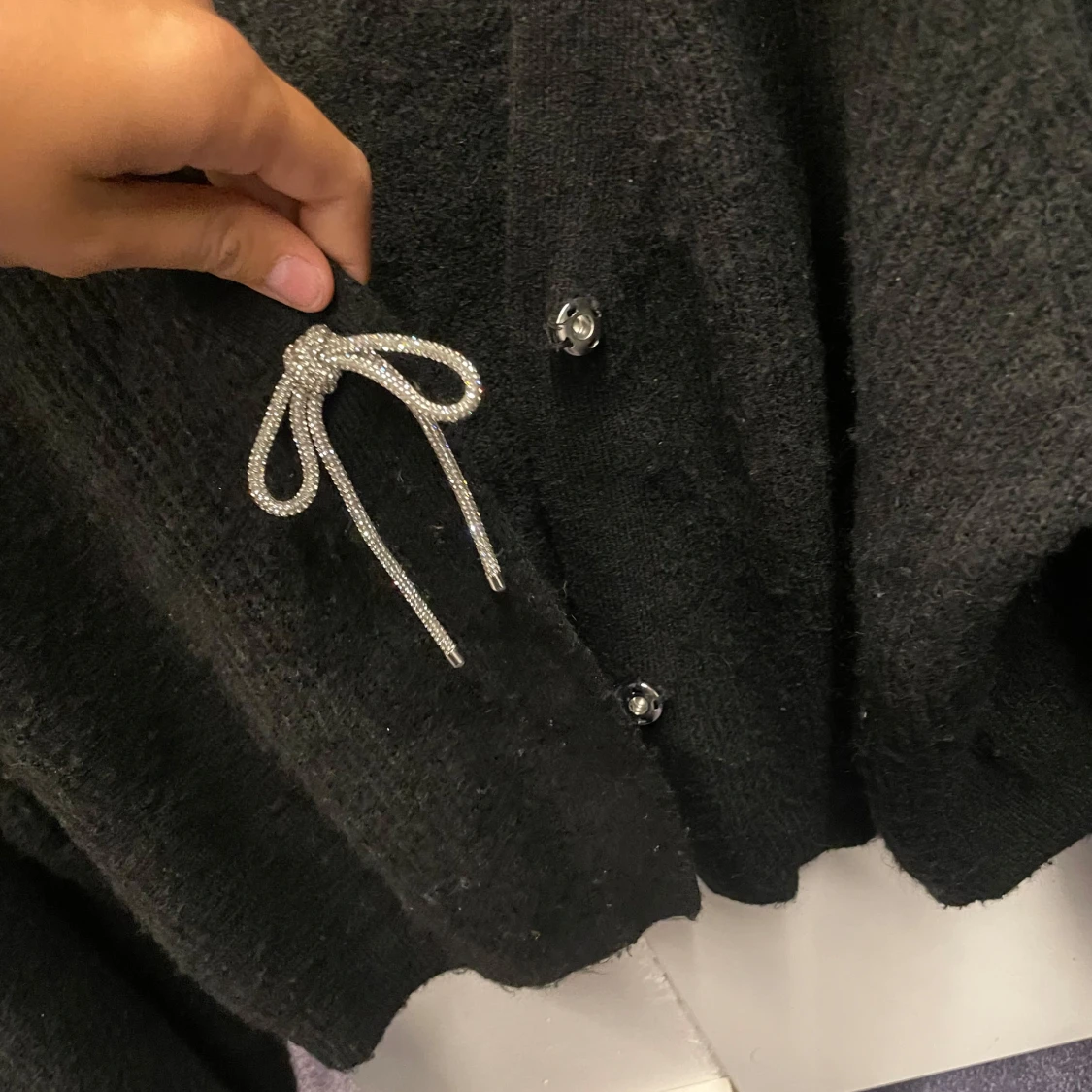 Svart stickad kofta med rosett från H&M - 3