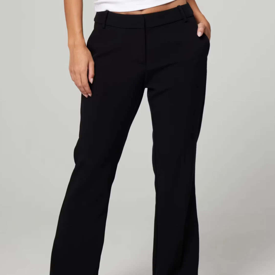 Svarta kostymbyxor med raka ben