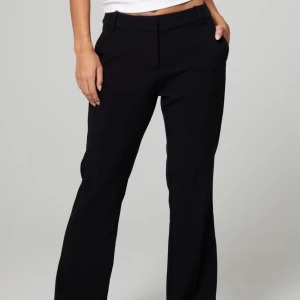 Svarta kostymbyxor med raka ben - Snygga svarta kostymbyxor med klassisk rak passform. Det är ett par lowaist kostymbyxor dom är endast provade då jag råkade köpa två styckna. Priset kan diskuteras vid snabb affär men dom är köpta för 500kr och är helt nya