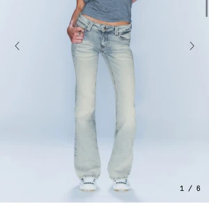 Ljusblå booty bei cheap monday jeans  - Ljusblå booty bei cheap Monday jeans. Nya oanvända. Säljer pga försmå men kan ej returnera. Skriv för fler bilder. Ny pris 399. Storlek 27/32💗