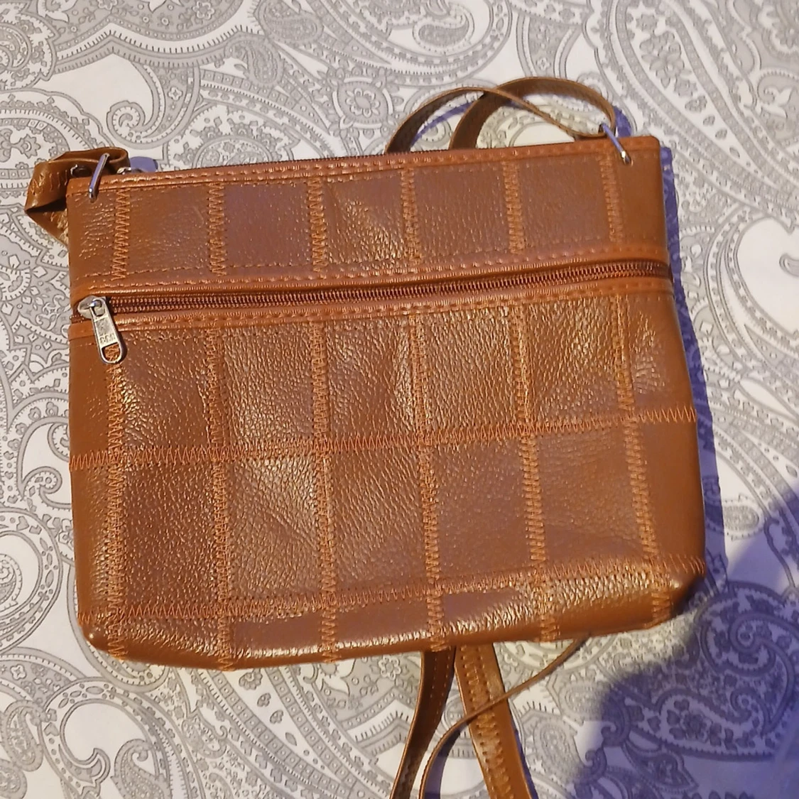 Brun rutmönstrad axelväska i skinn