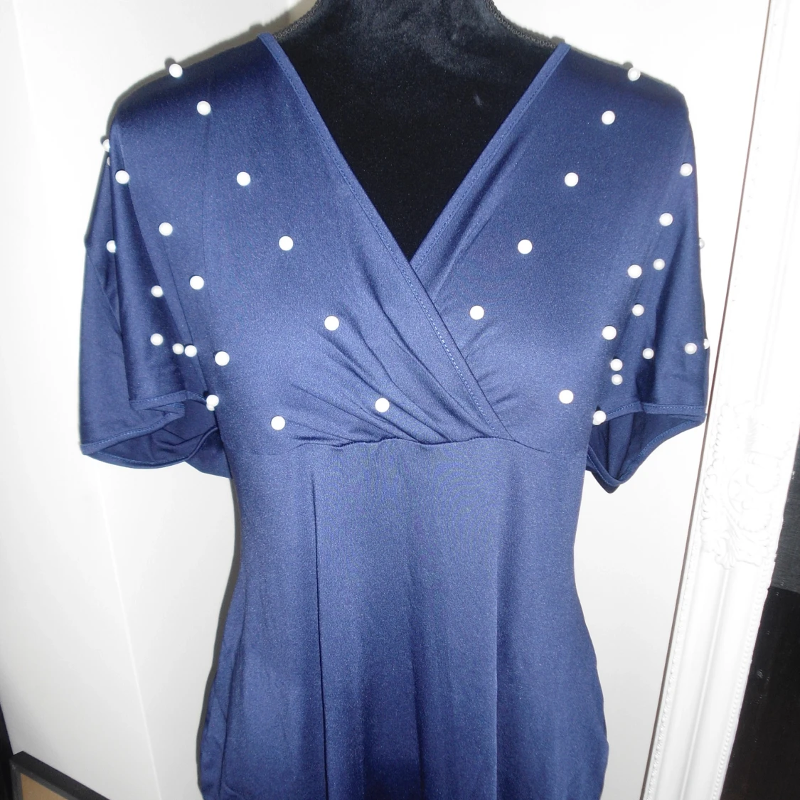 Marinblå omlottklänning med pärlor - 4