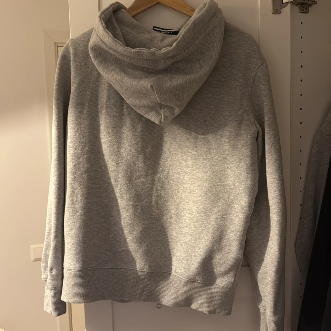 Grå hoodie från J.Lindeberg - 1