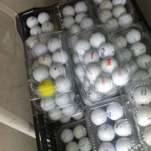 Säljer golfbollar till ett billigt pris i 8 pack - Bilderna visar mängder av golfbollar i olika behållare och lådor, både vita och några färgade. Det finns ingen bok synlig på bilderna, endast sportutrustning för golf. Perfekt för dig som vill fylla på med bollar till träningen eller spelet. Skriv om du vill köpa