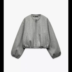 Grå croppad bomberjacka från Zara - Aldrig använd,bara när den testas. Storlek L men den är liten i storlek, passar någon som har M,S eller XS. Jättefin jacka och perfekt nu inför hösten🩷