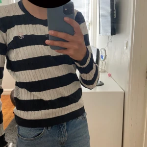 Randig stickad tröja Hampton Republic - Säljer en snygg stickad tröja från Hampton Republic med breda marinblå och vita ränder. Ganska annvänd men inget fel på den. 
