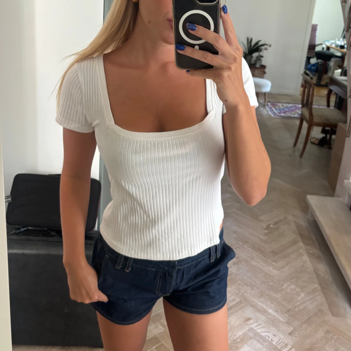 Vit ribbad topp med fyrkantig ringning - 1