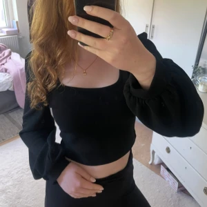 Svart blus med puffärm - Super fin blus som knappt används! Mycket bra skick! Hör gärna av dig om du undrar något, pris kan såklart diskuteras så lämna gärna ett prisförslag ❤️