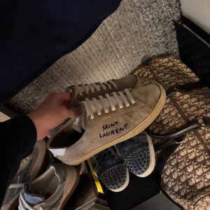 Saint lauren yl/06 - Säljer ett par ganska slita saint Laurent skor, men har fortfarande sjukt mycke kvar att ge där av priset, sulan är limmad hos skomakare ny pris 8000kr, skorna har lite fläckar och släppt upp där fram samt inte original insula där av priset 