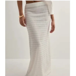 Vit långkjol från NELLY - Säljer TVÅ vita långkjolar, då jag råka beställa hem två stycken i juni. De har inte kommit till användning då de är lite för långa för mig! Materialet är lätt och luftigt. Jättesnygg kjol nu under sommaren men även vidare till hösten. 🤍