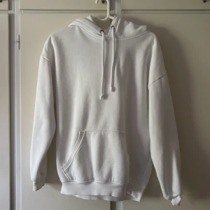 Vit hoodie - Superfin och skön hoodie från bikbok som tyvärr inte kommer till stor användning av mig. Använd fåtal gånger och i fint skick. Nypris 399